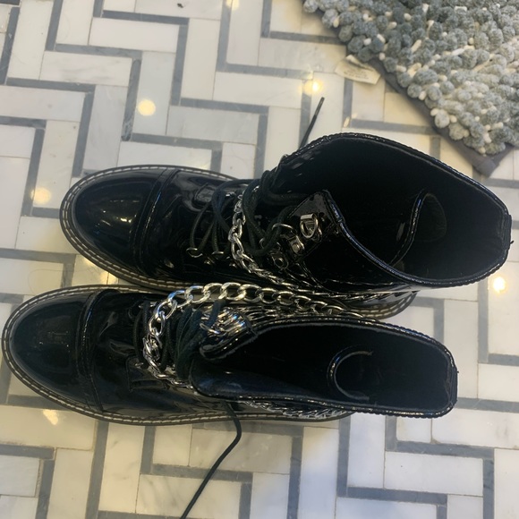 Shiny black boots size 8 - Picture 2 of 3